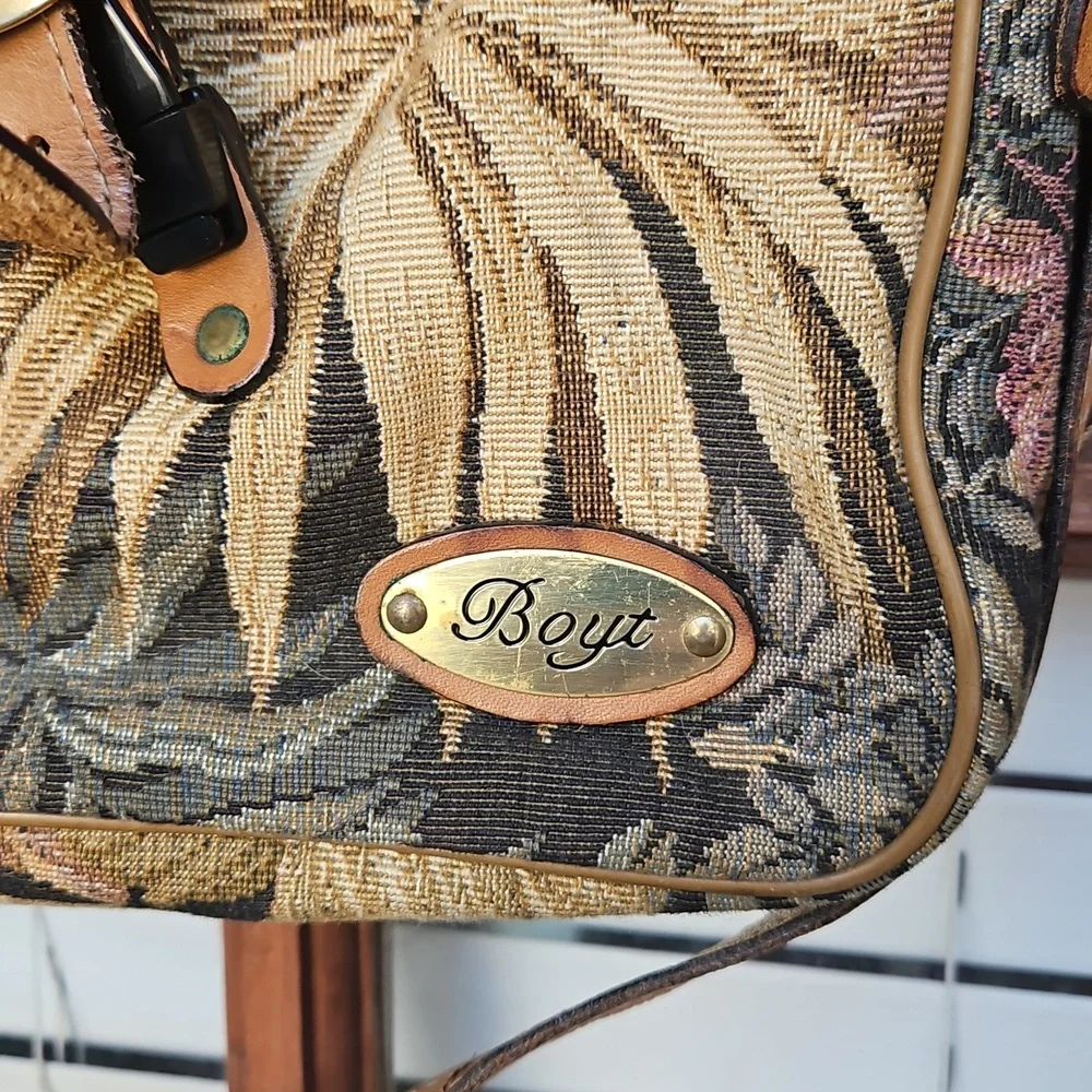 Boyt Vintage Tapestry Travel Bag With Adjustable Strap - Picture 2 of 6